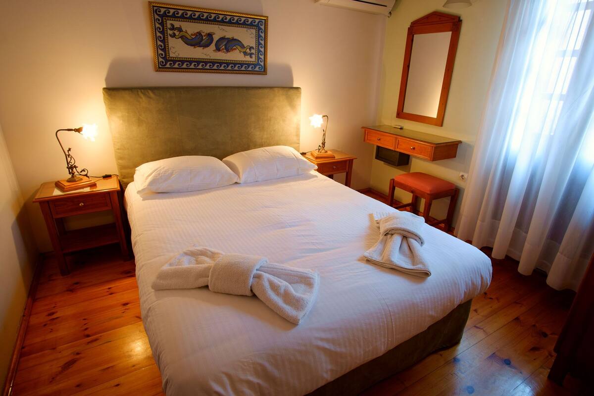 Suite, Balcony, Sea View | 1 bedroom, desk, soundproofing, iron/ironing board