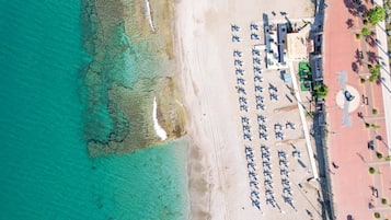 Privat strand i närheten, solstolar, parasoller och strandbarer