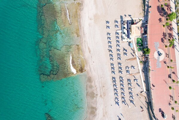 Plage privée à proximité, chaises longues, parasols, bar de plage