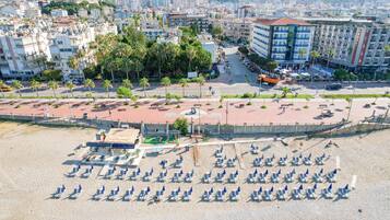 Privat strand i närheten, solstolar, parasoller och strandbarer