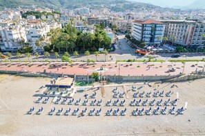 Plage privée à proximité, chaises longues, parasols, bar de plage