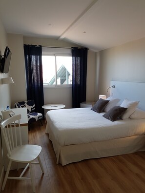 华丽双人房 | 高档床上用品、特色装修、特色家居、办公桌