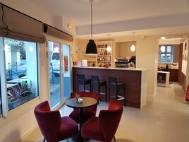Bar (en el alojamiento)