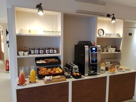 Se ofrece un desayuno bufé (15 EUR por persona)