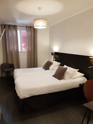 Twin Room | Premium bedding, individually decorated, individually furnished - Hôtel Au Bon Coin (Biarritz)