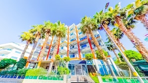 A multi-story hotel with a modern design, featuring balconies and a central entrance. - Kleopatra Arsi Hotel (Alanya)