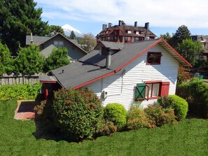 Basic Bungalow, 2 Bedrooms, Courtyard View | Free WiFi, bed sheets - Hostal La Maison (Pucón)