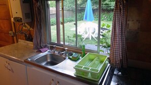 Bungalow – basic, 2 soverom, bakgårdsutsikt | Eget kjøkken