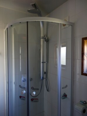 Double Room, Private Bathroom | Bathroom | Shower - Hostal La Maison (Pucón)