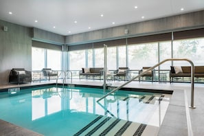 Una piscina cubierta