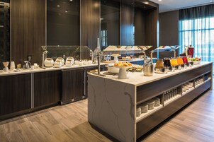 每日供应自助式早餐（每人 USD 24.34）