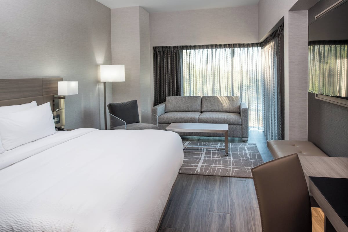 1 bedroom, egyptian cotton sheets, premium bedding, memory-foam beds