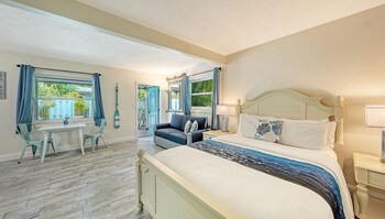 Siesta Suite (1 Queen Bed and 1 Sofabed) | Premium bedding, pillowtop beds, in-room safe, individually decorated at Siesta Key Palms Resort