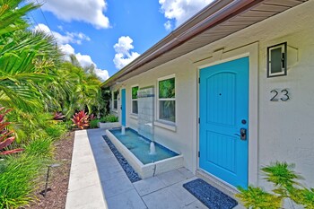Hotel Exterior at Siesta Key Palms Resort
