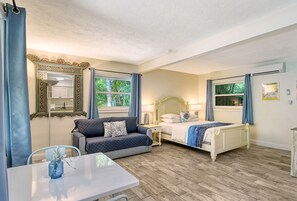 Siesta Suite (1 Queen Bed and 1 Sofabed) | Premium bedding, pillowtop beds, in-room safe, individually decorated - Siesta Key Palms Resort (Sarasota)