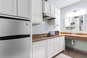 Escritorio y espacio para trabajar con laptop