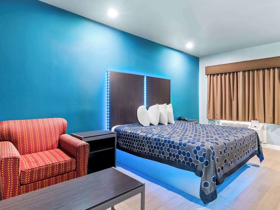 Room, 1 King Bed, Non Smoking | Desk, laptop workspace, soundproofing, iron/ironing board