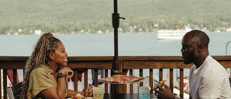 Serveert ontbijt en diner