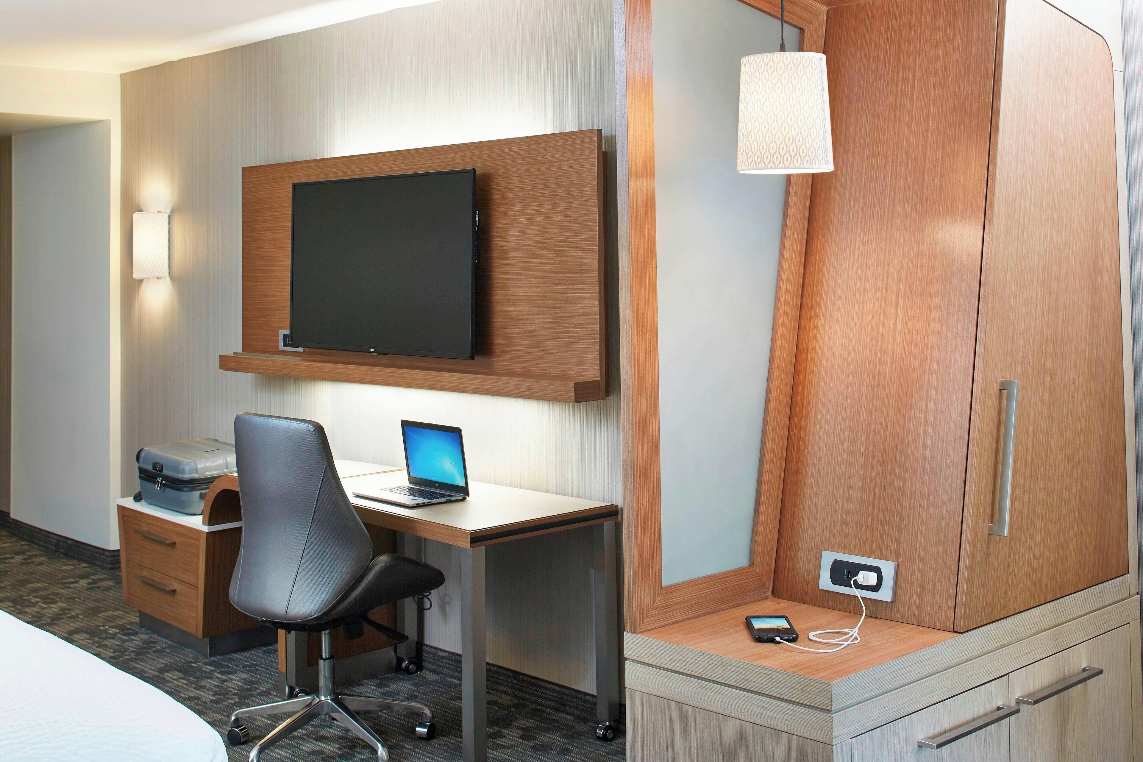 1 bedroom, premium bedding, desk, laptop workspace