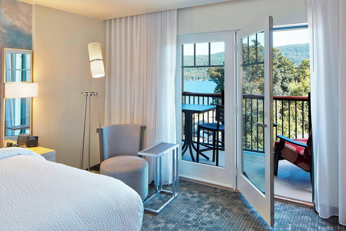 room, 1 king bed, non smoking, lake view (balcony) | 1 bedroom, premium bedding, desk, laptop workspace