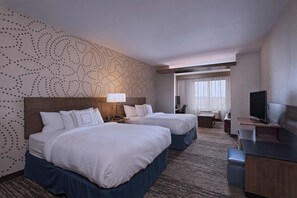 Suite, varias camas | Caja fuerte, escritorio, cortinas opacas y tabla de planchar con plancha