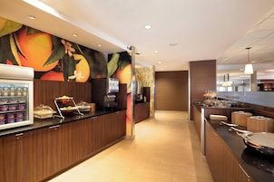 Café da manhã com buffet grátis todos os dias