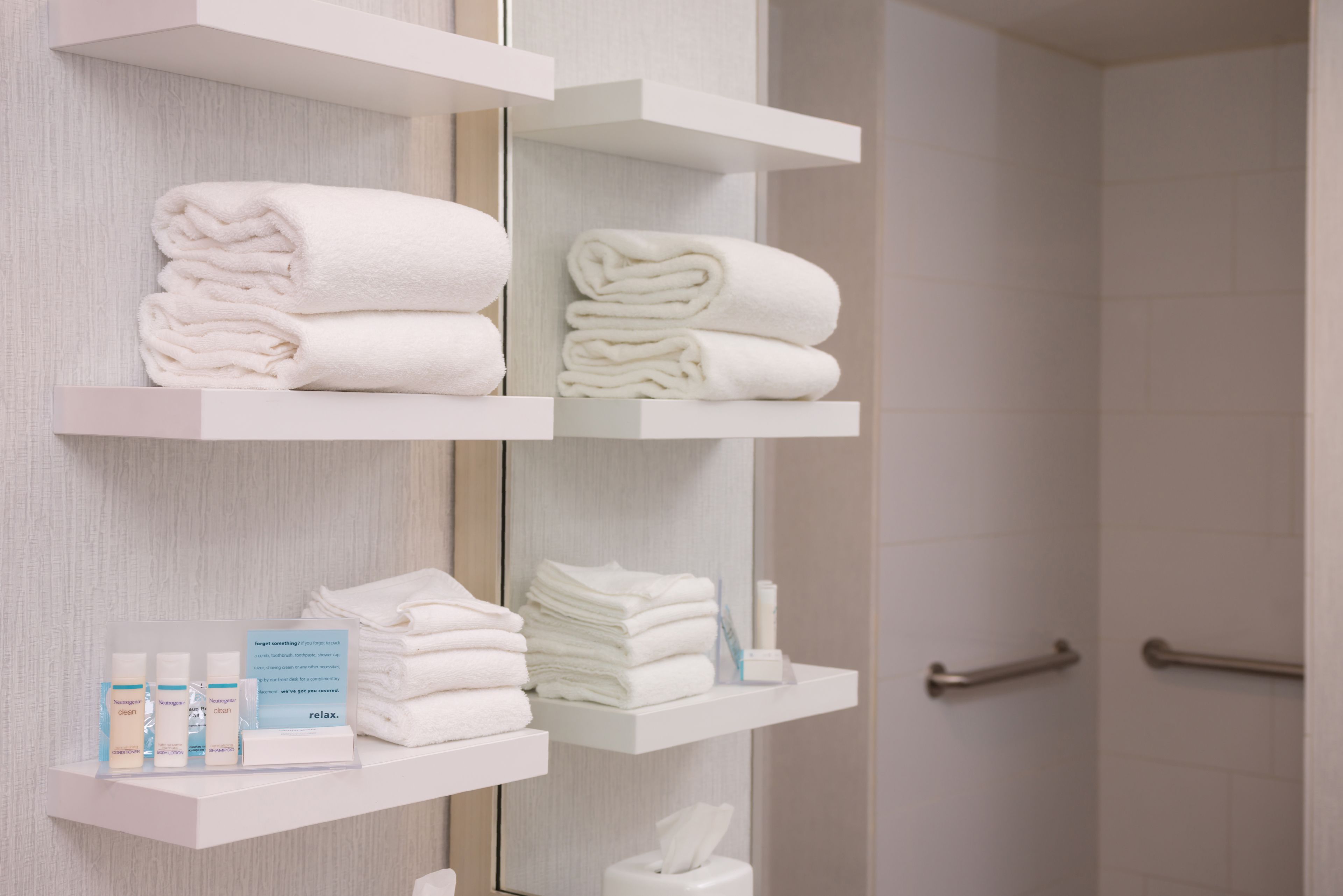 room, 1 king bed, accessible, non smoking (roll in shower) | bathroom | combined shower/bathtub, free toiletries, hair dryer, towels