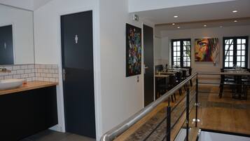 Petit déjeuner, déjeuner et dîner servis sur place