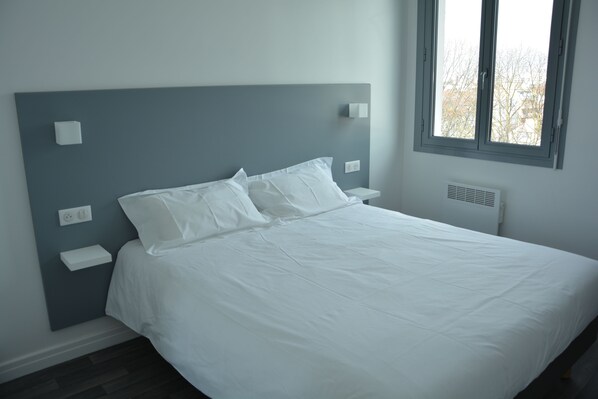 غرفة مزدوجة عادية - بمنظر للمنتزه | أغطية فراش متميزة ومكتب وواي فاي مجانًا وملاءات أسرّة