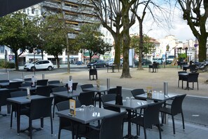 حيث تُقدم وجبات الإفطار، الغداء، العشاء، الأطباق الفرنسية