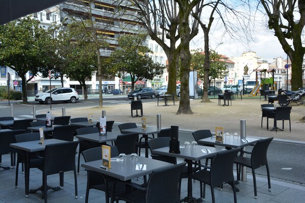 Breakfast, lunch, dinner served; French cuisine