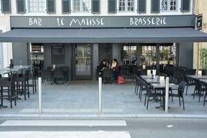 Breakfast, lunch, dinner served; French cuisine 