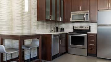 Refrigerador con freezer, microondas, horno, placa de cocina