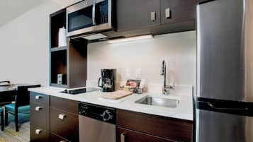 Geladeira, micro-ondas, cooktop, lava-louças