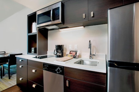 Refrigerador, microondas, placa de cocina, lavavajillas