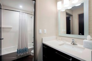 Amenidades de baño gratuitas, secadora de cabello, toallas