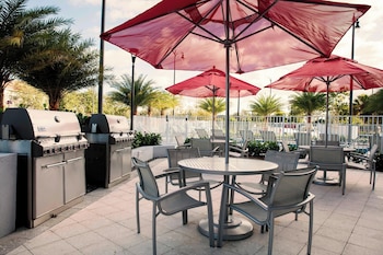 BBQ/picnic area at TownePlace Suites by Marriott Miami Homestead