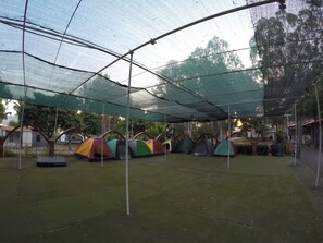 Tienda de campaña (for 2 people) | Camas con efecto memoria y caja de seguridad en la habitación