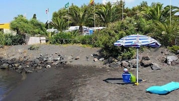 En la playa y playa de arena negra