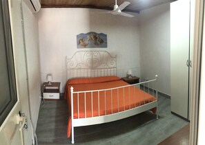 Standard-Doppelzimmer, Kochnische | Betten mit Memory-Foam-Matratzen, Zimmersafe, kostenloses WLAN