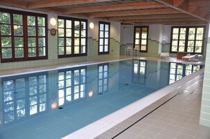 Piscina interna, piscina externa, espreguiçadeiras