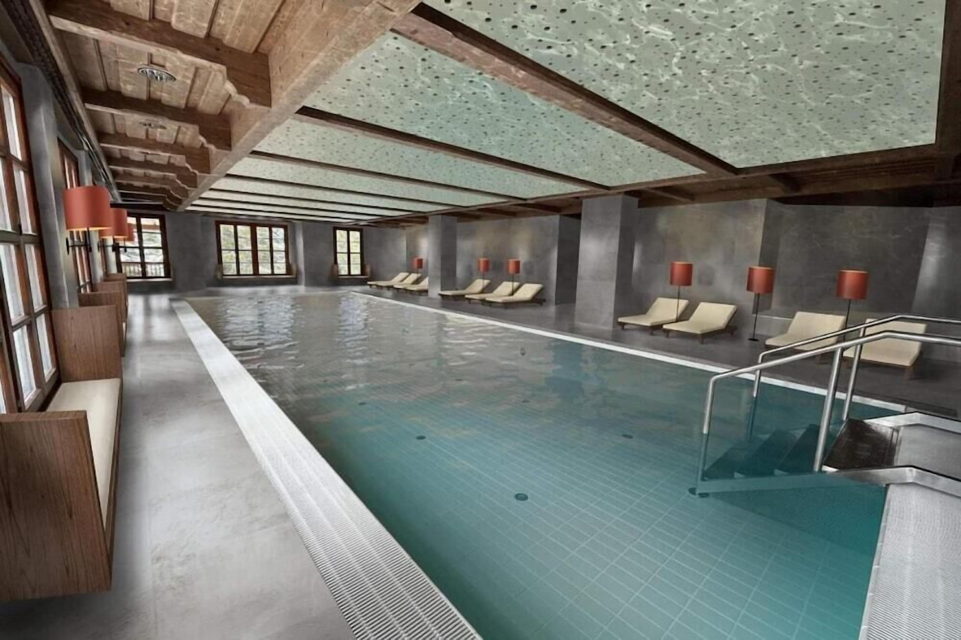 Piscina coperta, piscina all'aperto, lettini