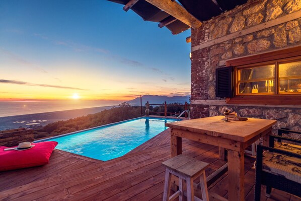 วิลล่าโรแมนติก, เตียงคิงไซส์ 1 เตียง, สูบบุหรี่ได้, สระว่ายน้ำส่วนตัว | ลานระเบียง/นอกชาน