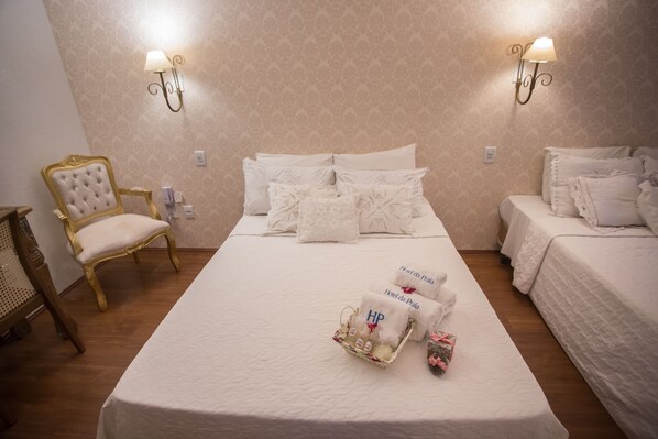 Chambre (Master) | Minibar, décoration personnalisée, ameublement personnalisé, bureau