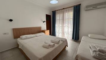 Driepersoonskamer | Een kluis op de kamer, gratis babybedden, gratis wifi