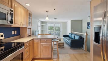 Family Apartment | Living area | 32-inch flat-screen TV with cable channels, TV