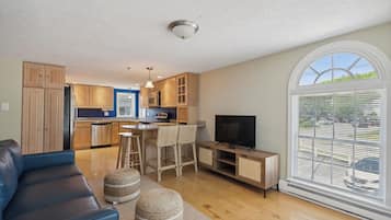 Family Apartment | Living room | 32-inch flat-screen TV with cable channels, TV