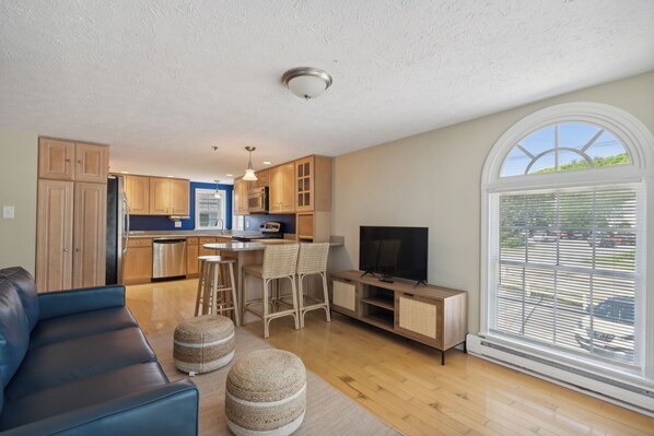 Apartament familiar | Sala d'estar | Televisor de pantalla plana de 32 polzades amb canals per cable 