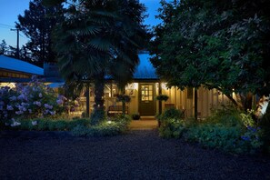Front of property - Hedgerow House B&B (Salt Spring Island)