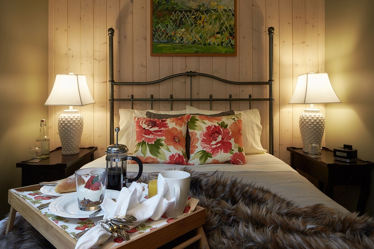Deluxe Double Room, 1 Queen Bed, Patio | Premium bedding, down comforters, pillowtop beds, individually decorated